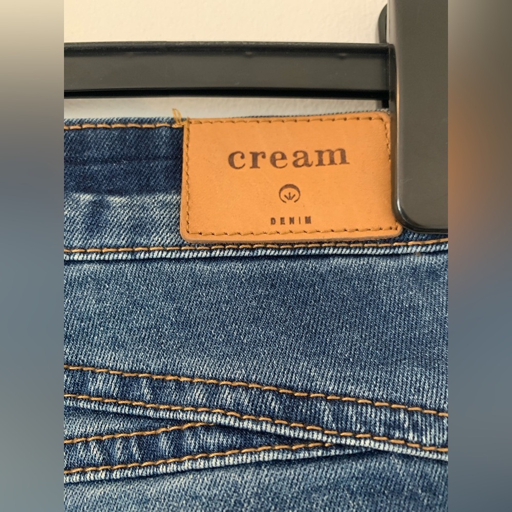 (42)Cream Blue Denim Jeans with Gold Accents - Picture 5 of 5